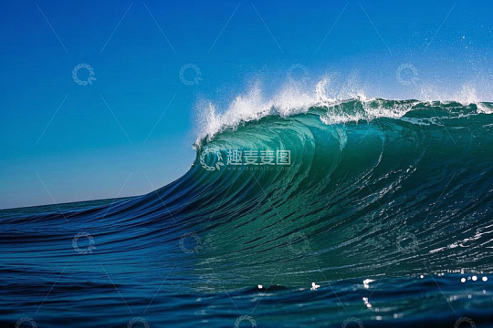 海洋中涌起的巨大蓝色波浪