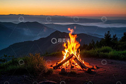 山顶篝火与远山暮色景观