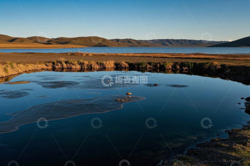 高清大图下载【趣麦麦图】户外宁静湖泊与远山风景