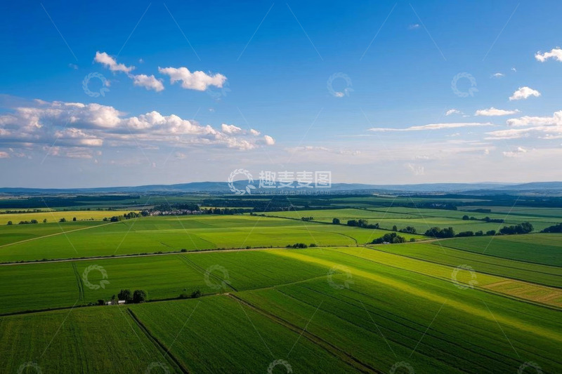 高清大图下载【趣麦麦图】航拍绿色田野与蓝天白云景观
