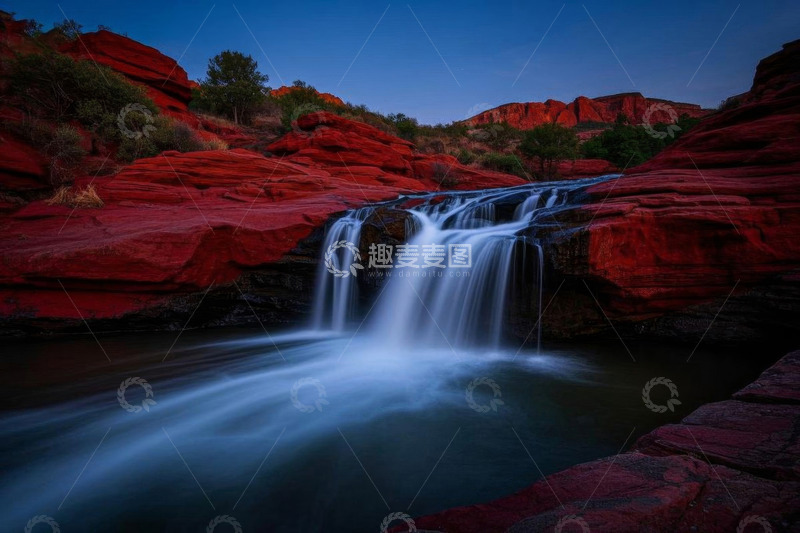 高清大图下载【趣麦麦图】红色岩石间的瀑布景观