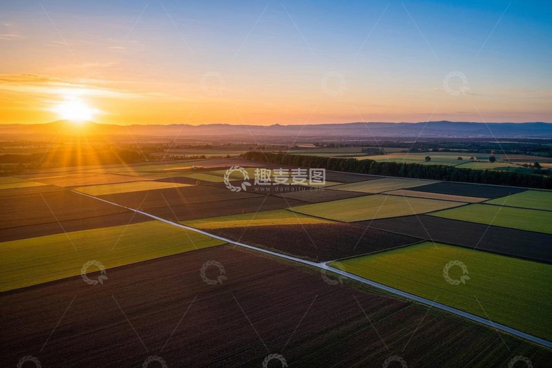 高清大图下载【趣麦麦图】航拍夕阳下的农田景观
