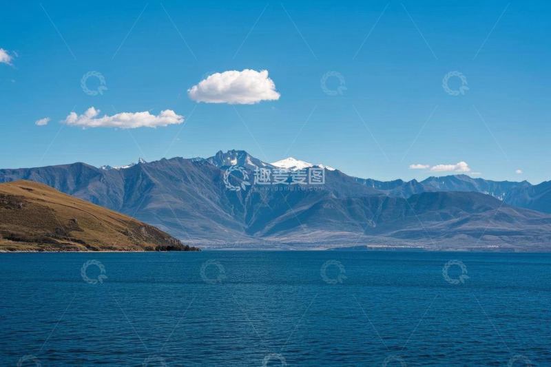 高清大图下载【趣麦麦图】蓝色湖泊与远处雪山景观