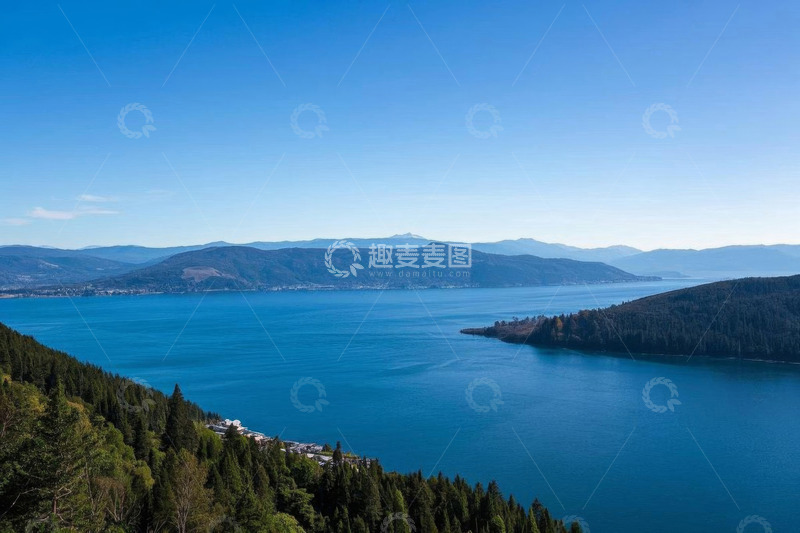 高清大图下载【趣麦麦图】蓝色湖泊与远山森林景观