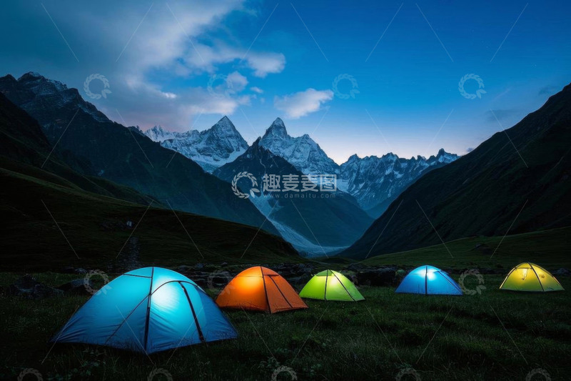高清大图下载【趣麦麦图】山间草地彩色露营帐篷