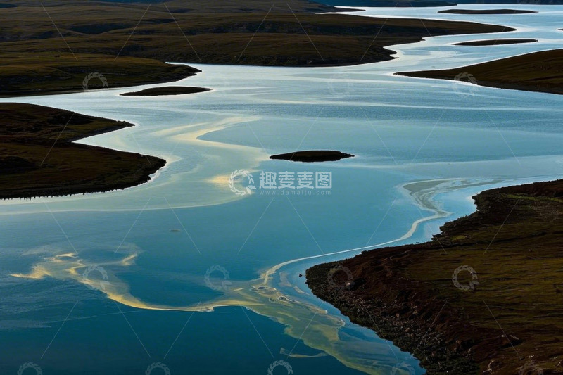 高清大图下载【趣麦麦图】蜿蜒河流与周边草原风光