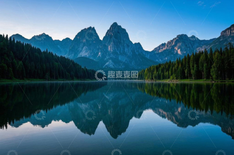 高清大图下载【趣麦麦图】山林间静谧的湖泊全景