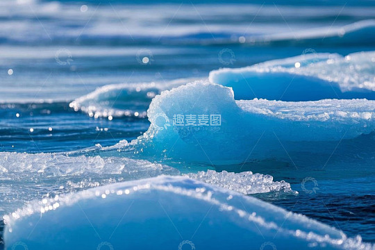 海面上漂浮的蓝色冰块