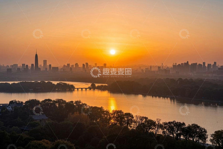 城市湖畔日出全景