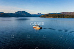 湖上航行的船只与远山景观