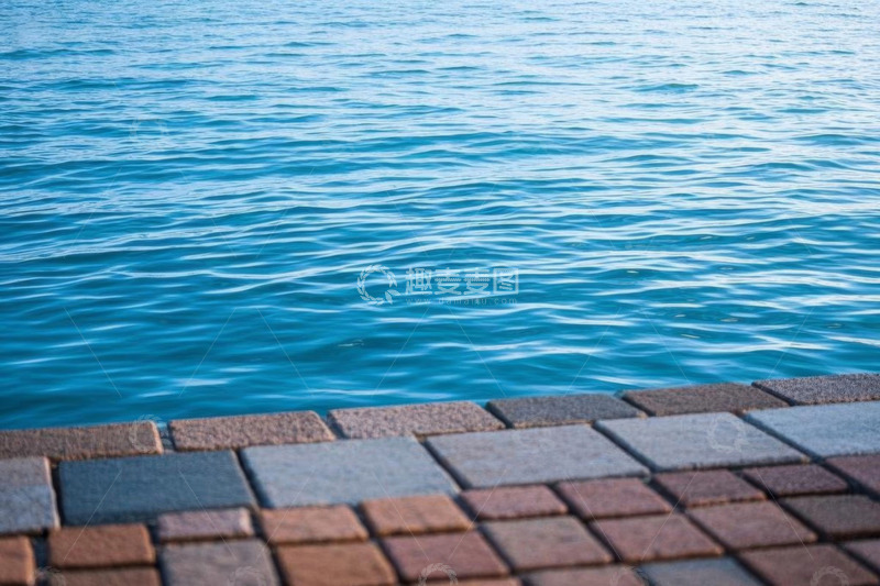 高清大图下载【趣麦麦图】岸边蓝色水面与砖石地面