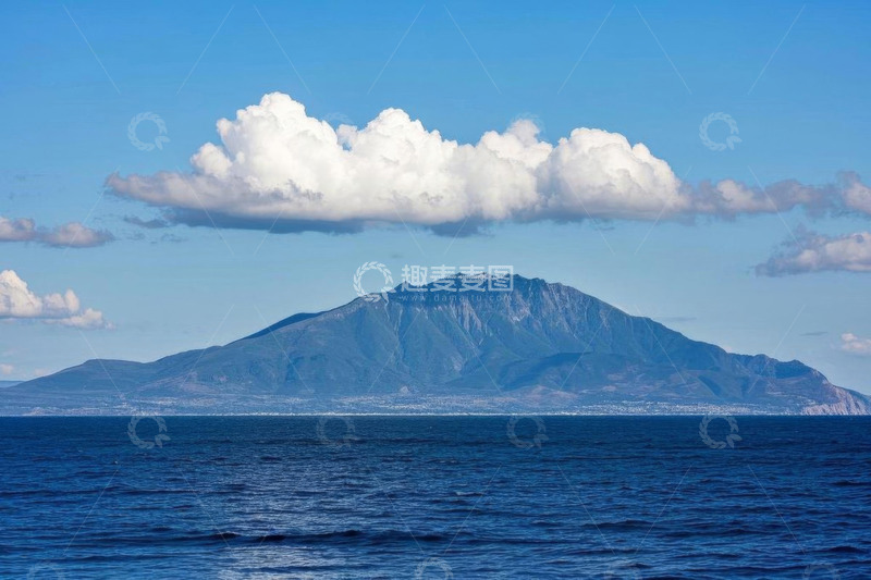 高清大图下载【趣麦麦图】蓝天白云下的山海景观