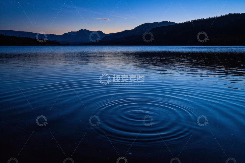 高清大图下载【趣麦麦图】夜晚湖面波纹与远山景色