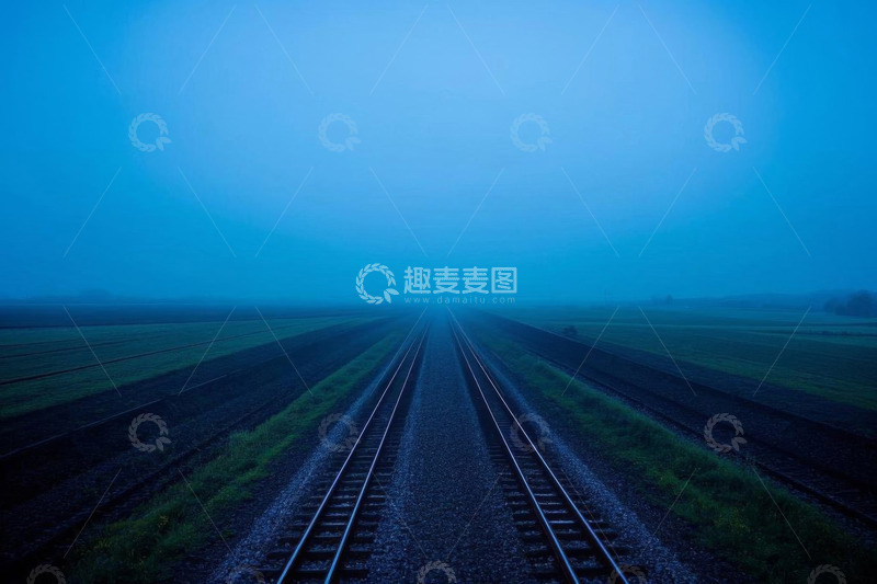 高清大图下载【趣麦麦图】田野中的铁路轨道