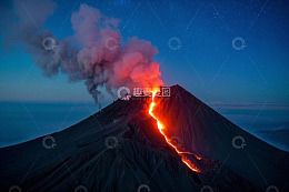 夜晚火山喷发熔岩流淌景象