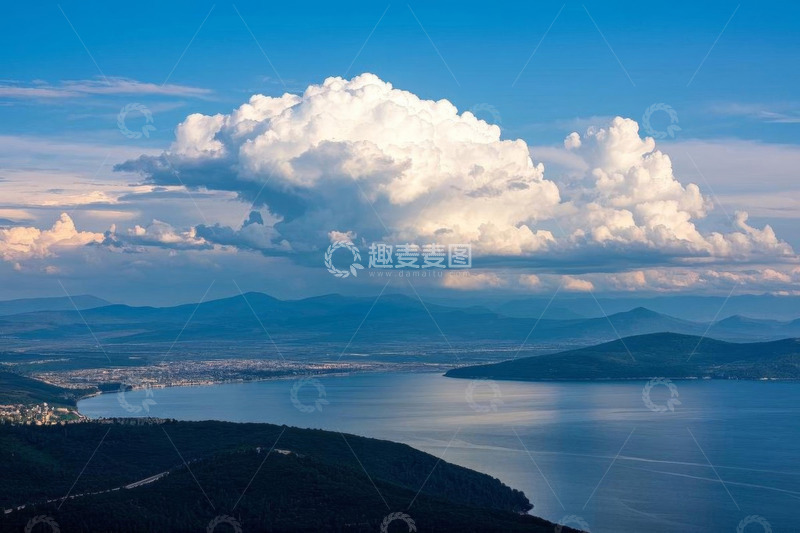 高清大图下载【趣麦麦图】湖泊山川与天空中的大朵白云