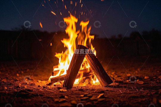 夜晚户外燃烧的篝火