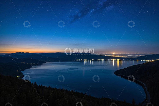 夜晚湖畔星空与远山景色