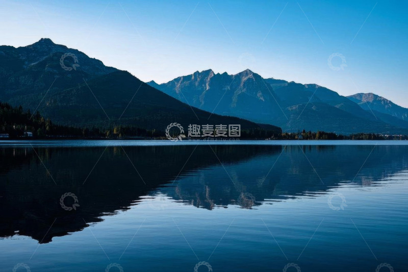 高清大图下载【趣麦麦图】山水相依的静谧湖泊景观