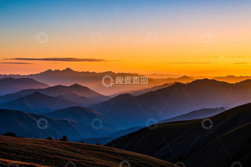 高清大图下载【趣麦麦图】日出时分连绵山脉景观