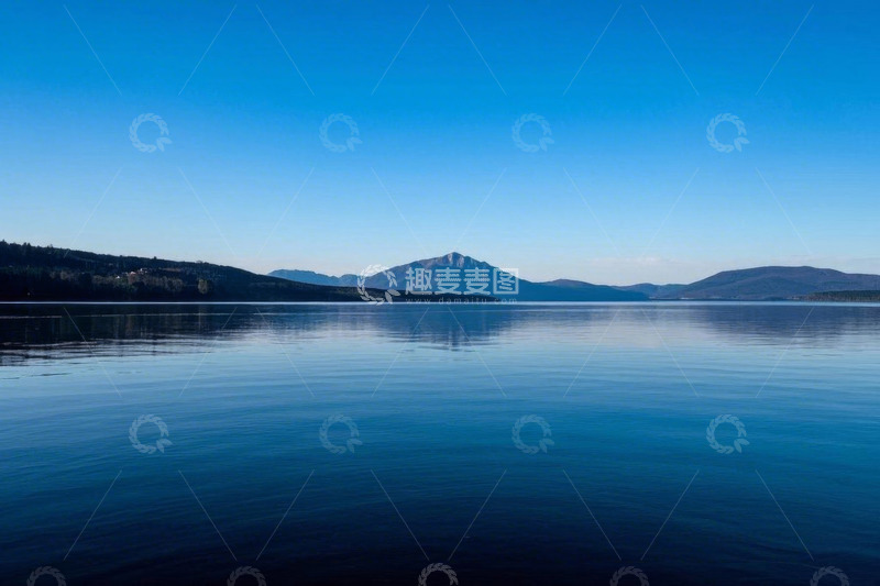 高清大图下载【趣麦麦图】平静湖面与远山景观