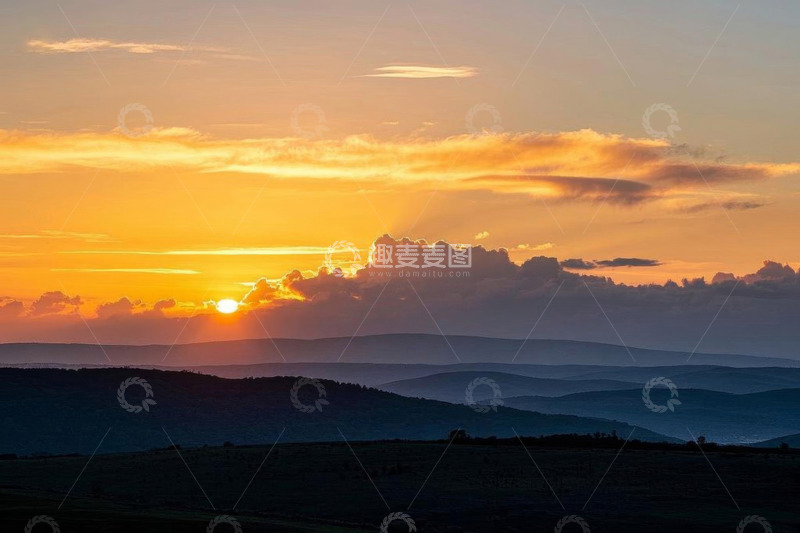 高清大图下载【趣麦麦图】日落时分山峦与彩云景观