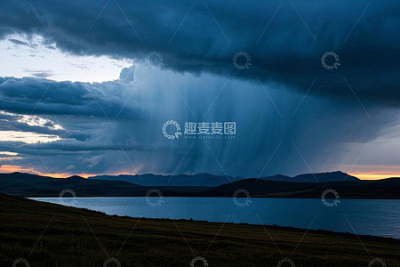 湖边乌云密布降雨景观