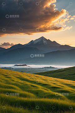 日落时分山景与草原风光