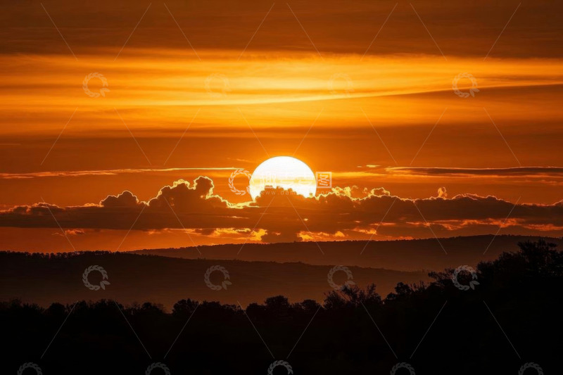 高清大图下载【趣麦麦图】日落时分云与太阳的自然景观