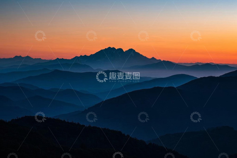 高清大图下载【趣麦麦图】日出时分的连绵山脉景色