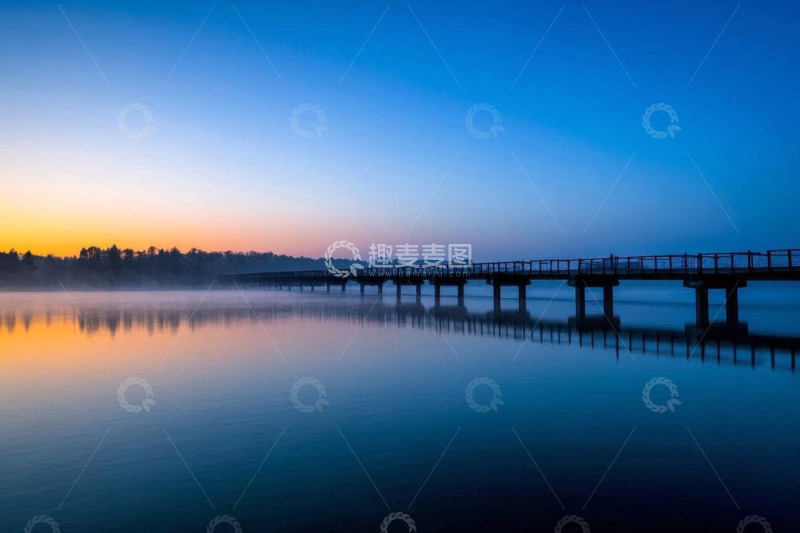 高清大图下载【趣麦麦图】湖面长桥日出自然风光