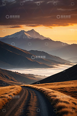 山间道路晨曦中的山脉景观