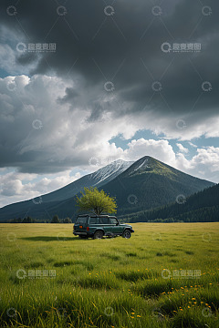 草原上的越野车与远山风景