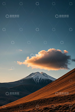 雪山与晚霞下的自然景观