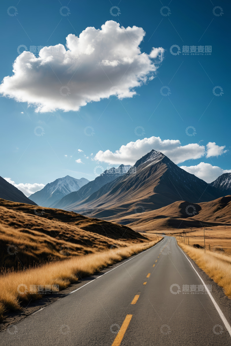 高清大图下载【趣麦麦图】公路延伸至山脉的自然风光