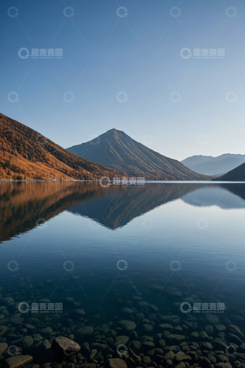 高清大图下载【趣麦麦图】山水相依的宁静湖泊风光