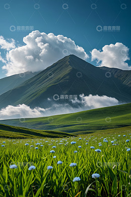 草原上的青山与蓝天白云