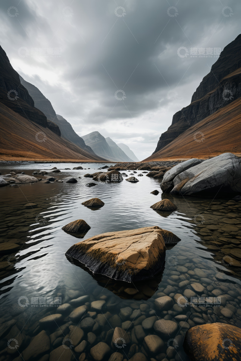高清大图下载【趣麦麦图】山谷间清澈水域与岩石景观