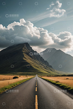 旷野道路与远方山峦风景