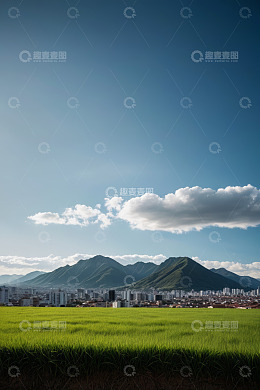 城市边缘绿野与远山景观