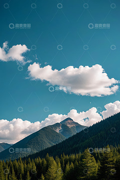 蓝天白云下的山林与山峰景观