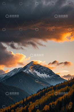 夕阳下雪山与彩林景观