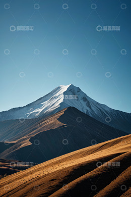 雪山与山地景观全景