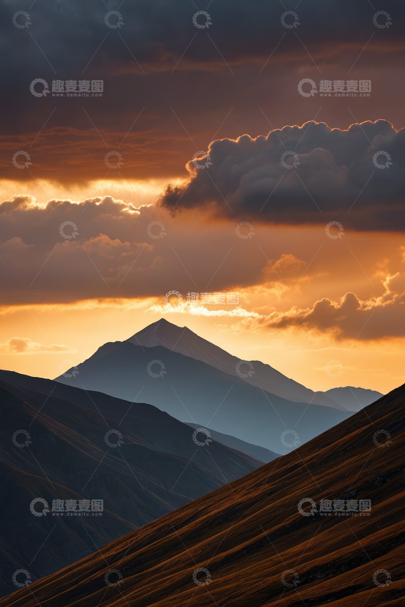 高清大图下载【趣麦麦图】夕阳下的山峦与云层景观