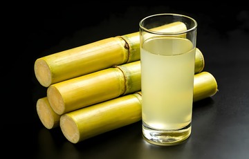 一杯新鲜甘蔗汁
