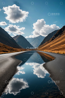 山间公路积水映蓝天白云