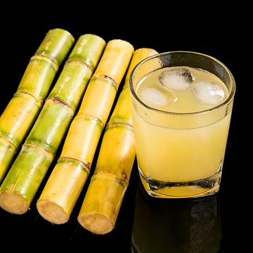 黄皮甘蔗与一杯甘蔗汁