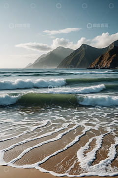 海滩海浪与远处山峦景色