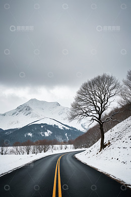 雪山下蜿蜒的积雪道路