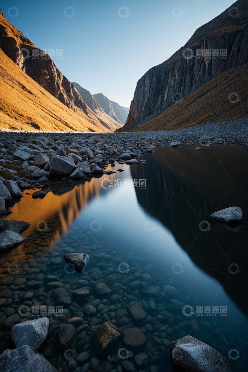 高清大图下载【趣麦麦图】山谷间清澈水域与岩石景观